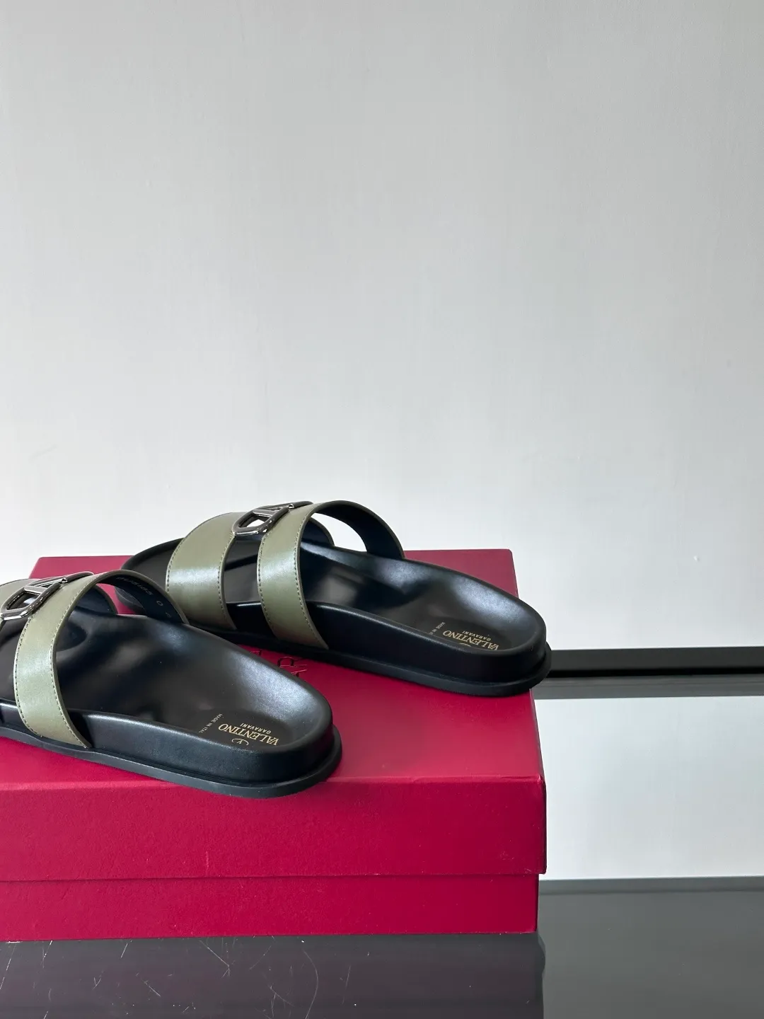 Men's shoes 💰p320 "VALENTINO" Valentino Men's 🧍‍♂️ Spring and summer new style metal rivet flat slippers, elegant sandals, the same style worn by celebrities, original molding, imported calfskin. Rubber outsole. Soft and durable, full set of counter packaging size: 39-44 (customized at 38.45.46)